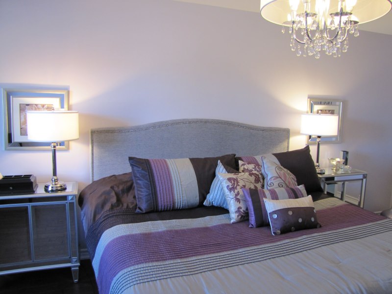 Levandų spalvos miegamojo interjeras su pilkais akcentais