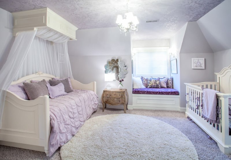 Interior dalam bilik dengan katil di dalam warna lavender