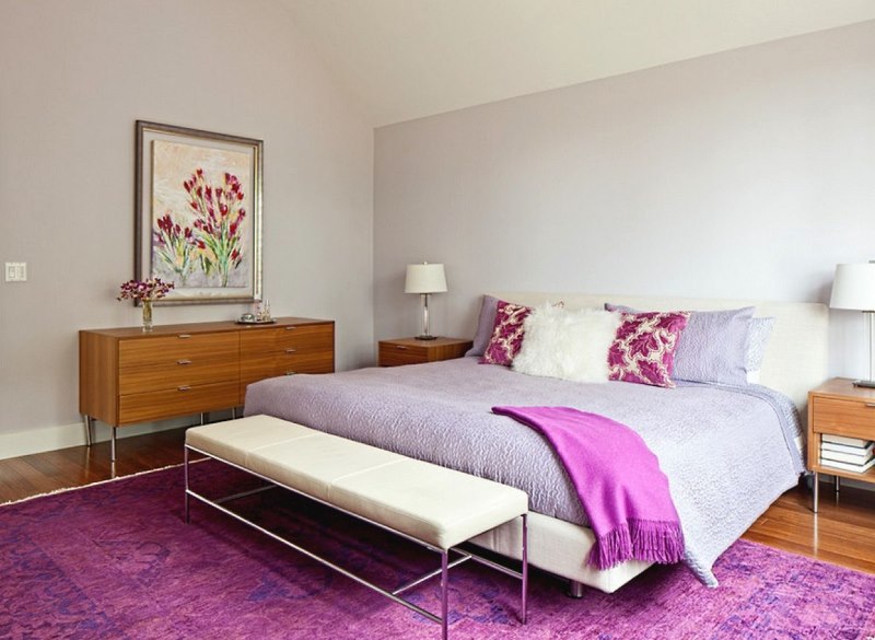 Levandų ir purpurinio atspalvio derinys miegamajame
