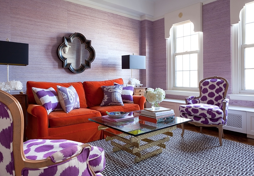 Morkų sofa kambaryje su levandų sienomis