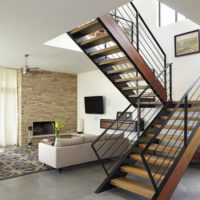 Schodiště na kovovém rámu v interiéru moderního obývacího pokoje