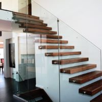 Stikla margas kāpnes uz otro stāvu