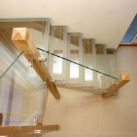 Glazen trap op houten rekken