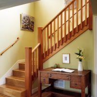 Dřevěné schodiště s přechodnou plošinou