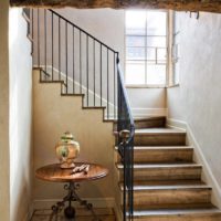 Stubište s antičkim drvenim stepenicama
