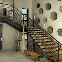 Decoratieve platen in het ontwerp van het trappenhuis