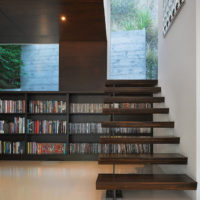 Bibliotheek onder de trap in een woonhuis