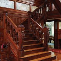 Masivní dřevěné schodiště v klasickém designu