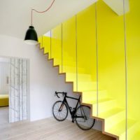 Basikal di bawah tangga kuning