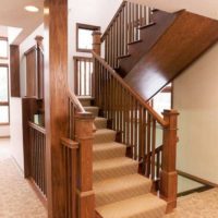 Massieve houten trap naar de tweede verdieping van een privéwoning