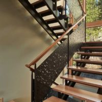 Metalen trap in het ontwerp van een privéwoning