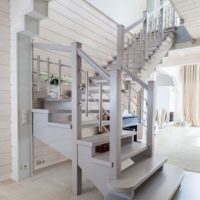 Stijlvolle trappenhuisgang van een landhuis