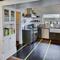 Linoleum întunecat cu o dungă ușoară în bucătăria unei case private