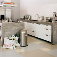 Siva i pastelna boja u unutrašnjosti kuhinje