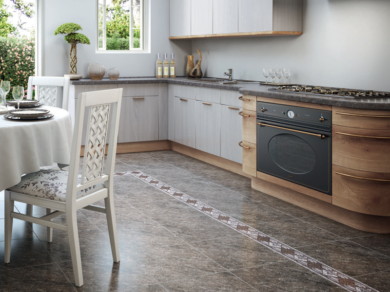 Linoleumas su keraminėmis plytelėmis ant virtuvės grindų