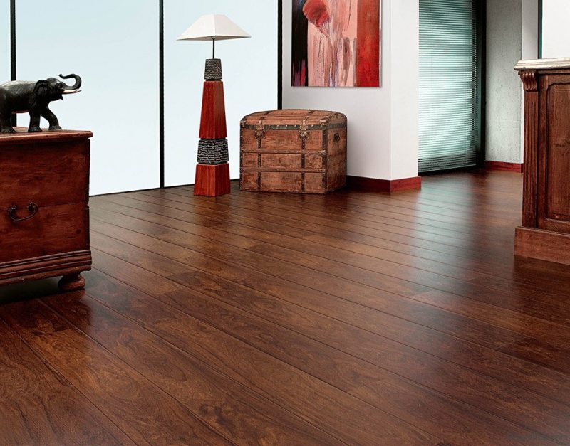 Linoleumas su modeliu, imituojančiu brangią grindų lentą, pagamintą iš brangios medienos