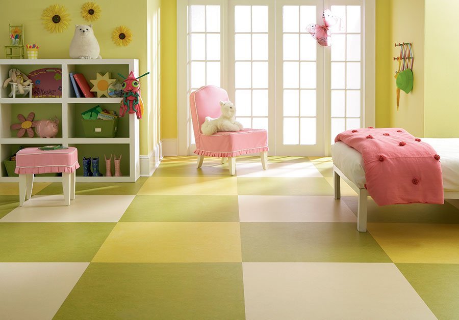 Linoleum dengan warna-warna cerah di bahagian dalam bilik kanak-kanak untuk seorang gadis