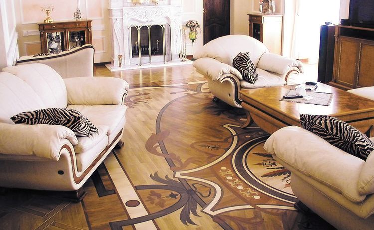 Linoleumas su rytietiškais raštais ir garbanomis klasikinio stiliaus gyvenamajame kambaryje