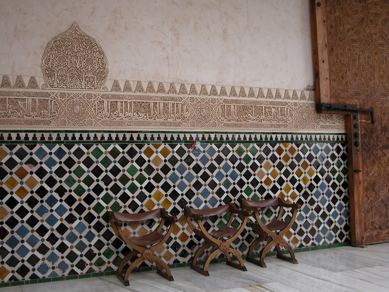 Maroko stiliaus mozaika ant svetainės kambario sienos