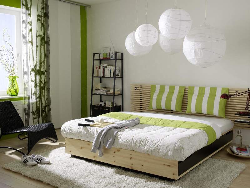 Dřevěná postel v ložnici městského bytu