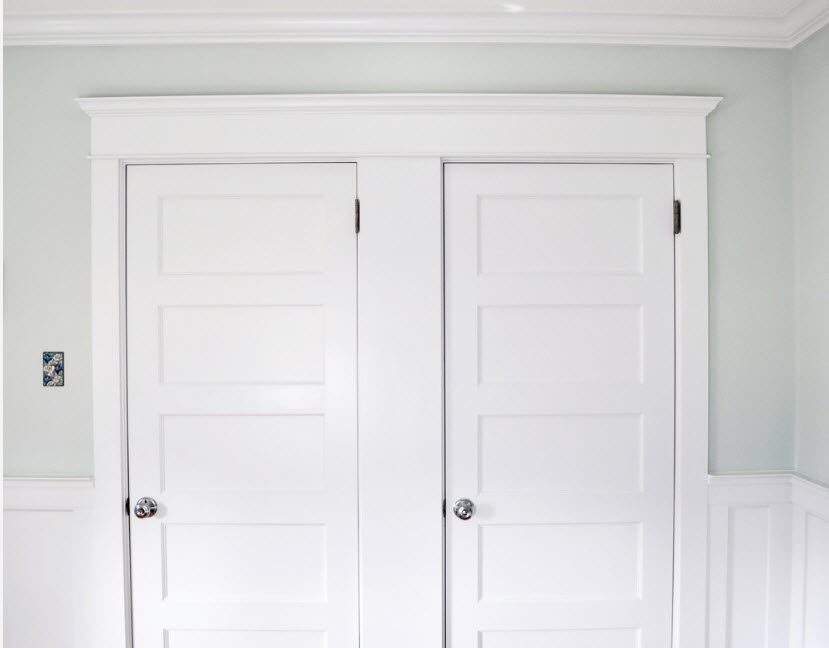 Bejárati ajtó fehér díszlécekkel