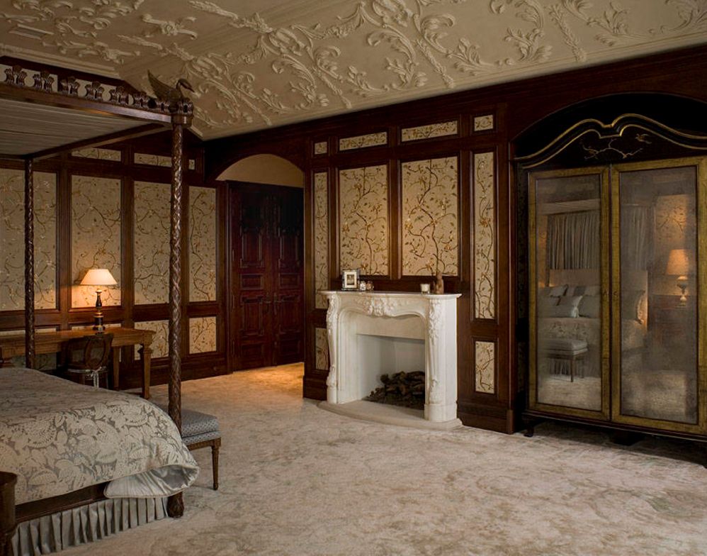 Gotikinio stiliaus miegamojo dizainas su dekoratyviniais bagetai