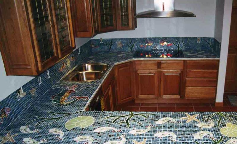 Virtuvės blokas su mozaikinėmis stalviršiais