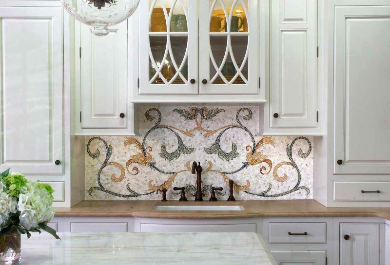 Natūralūs garbanos ant mozaikinės virtuvės prijuostės