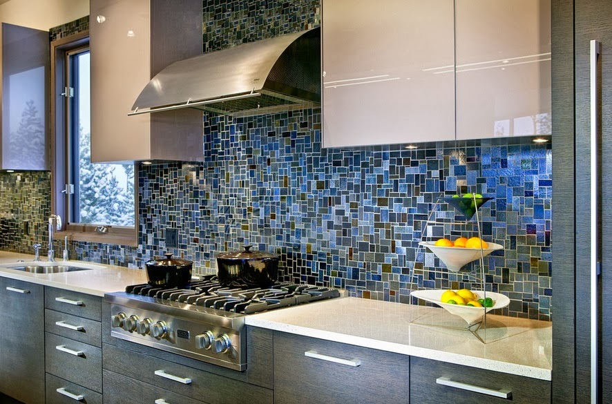 Dinding dengan jubin mosaik di dapur rumah negara