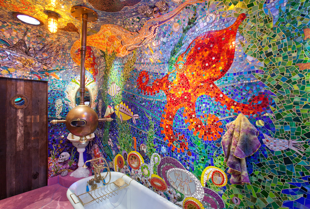 Unikátní koupelna s barevnými mozaikovými stěnami a stropy