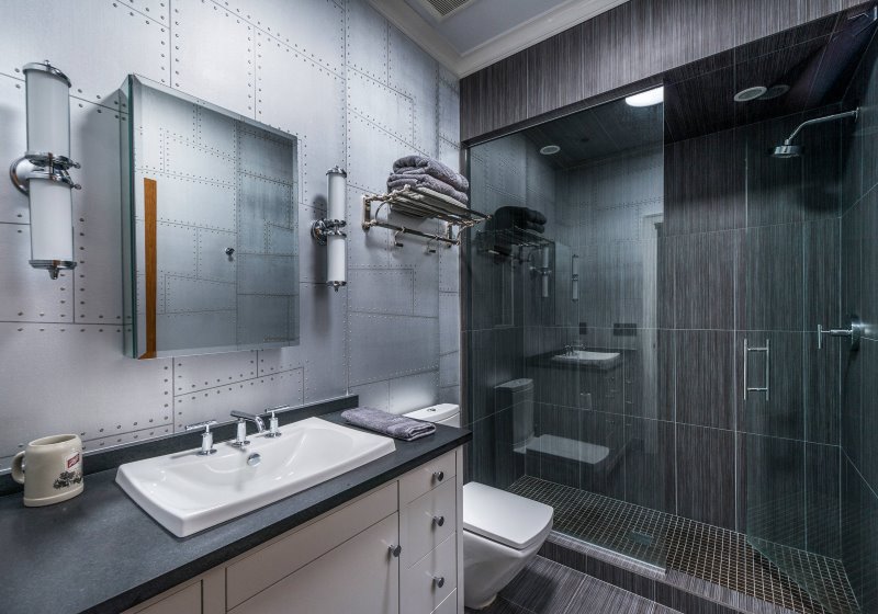 Interiér koupelny s šedými tóny