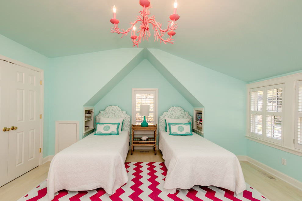 Roze accenten in het interieur van de slaapkamer met muntwanden