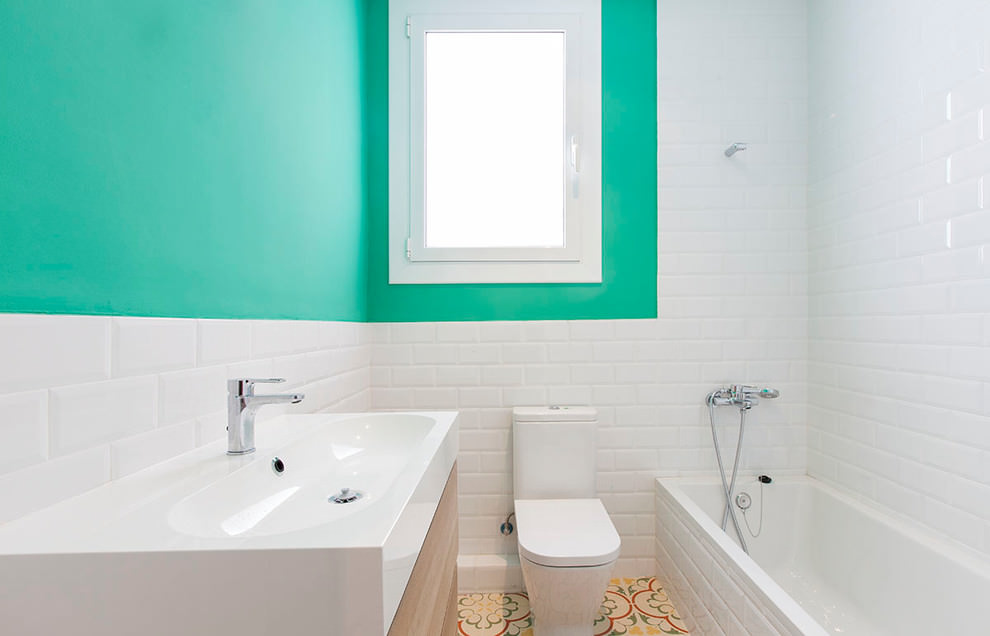 Barva máty v interiéru koupelny