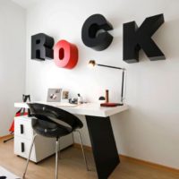 De inscriptie op de muur in de kamer van een liefhebber van rockmuziek