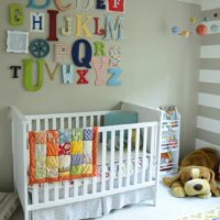 Surat-surat yang indah di atas katil bayi yang baru lahir