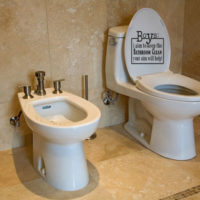Uzraksti pilsētas dzīvokļa tualetes interjerā
