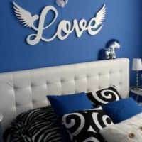 Sienų dekoravimo užrašas romantiškame miegamajame