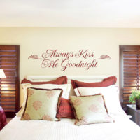 Laulības guļamistaba ar uzrakstu uz sienas