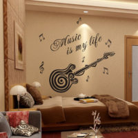 Nástěnná dekorace s nápisy v místnosti mladého hudebníka
