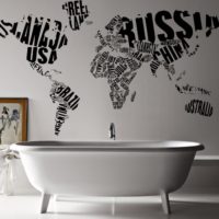 Pasaulio žemėlapis ant vonios sienos