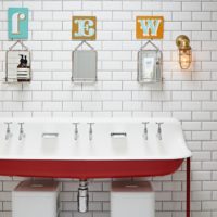 Letters in het ontwerp van de badkamer