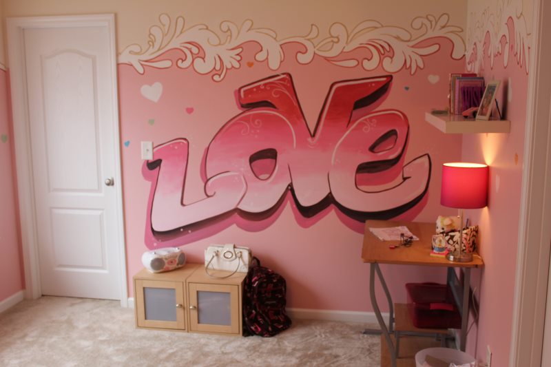 Užrašas rožinėmis spalvomis ant mergaitės kambario sienos