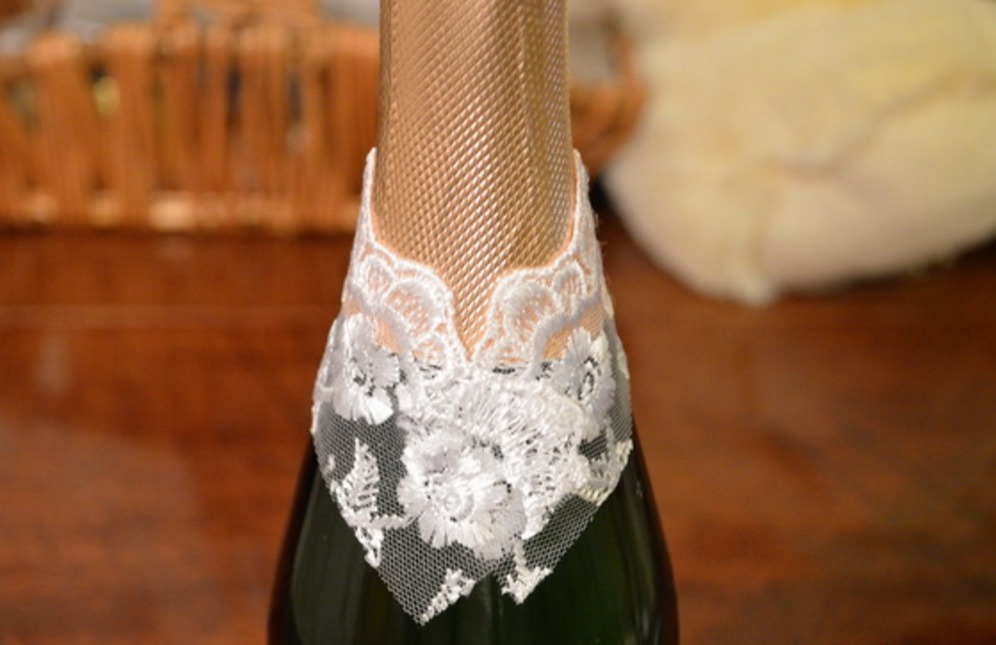 Renda pelekat pada leher sebotol champagne untuk hiasan di bawah pengantin perempuan