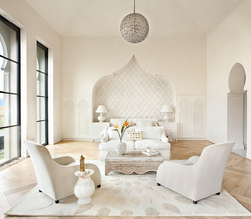 Bílý obývací pokoj s ozdobným výklenkem ve zdi