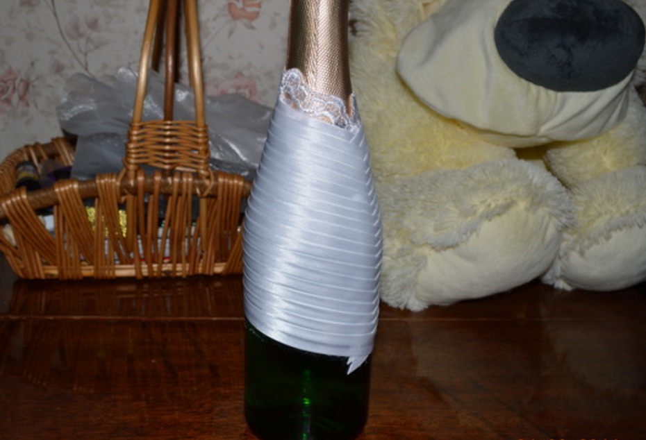 Bir gelin için DIY şampanya şişesi dekoru