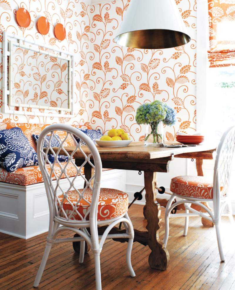 Tapetai ir oranžiniai modeliai virtuvės dizaine