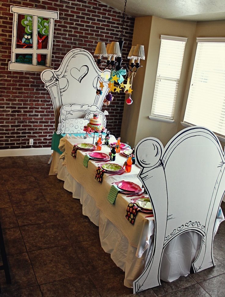 DIY-decoratie van een feestelijke tafel voor de verjaardag van kinderen