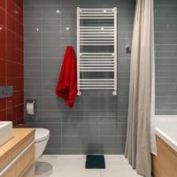 Design koupelny s šedými a červenými dlaždicemi