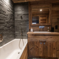 Přírodní dřevo v designu koupelny