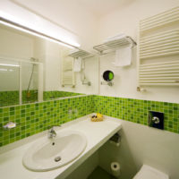 Gabungan hijau dan putih dalam reka bentuk bilik mandi